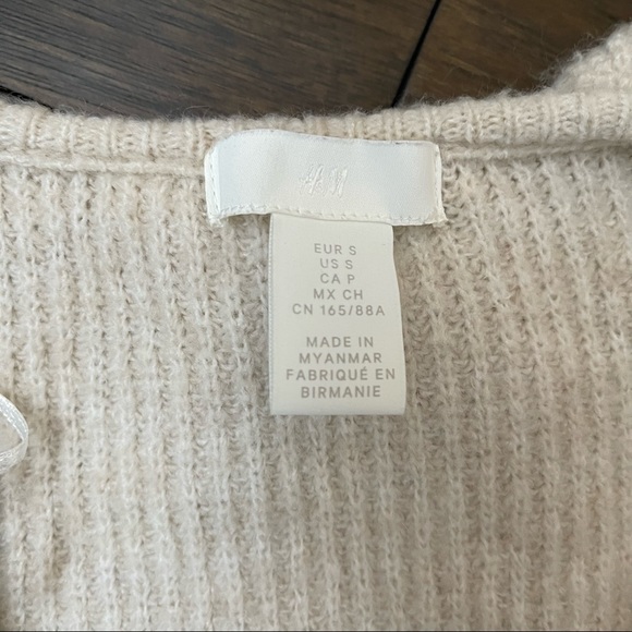 H&M ruffled cropped cardigan - Picture 3 of 3